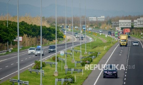 Sejumlah kendaraan melintasi Jalan Tol Cipali di kilometer 158, Majalengka, Jawa Barat, Sabtu (21/12/2019).