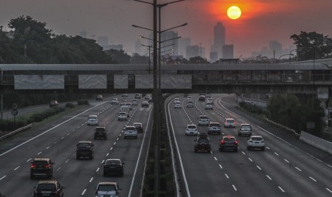 Sejumlah kendaraan melintasi jalur satu arah menuju Jakarta yang diberlakukan di ruas tol Jakarta-Cikampek, Jakarta, Selasa (19/6). Pihak kepolisian menerapkan sistem satu arah dari Tol Cipali hingga Cawang untuk mengurai kemacetan saat arus balik berlangsung.