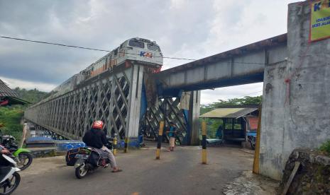 Sejumlah kendaraan melintasi Jembatan Cirahong, yang menghubungkan Kecamatan Manonjaya, Kabupaten Tasikmalaya, dengan Kecamatan Ciamis, Kabupaten. Polisi menyiapkan personel di Jembatan Cirahong, Ciamis selama arus mudik.