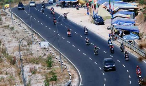    Sejumlah kendaraan melintasi kawasan Jalur Lingkar Nagreg di Kabupaten Bandung,Jabar.