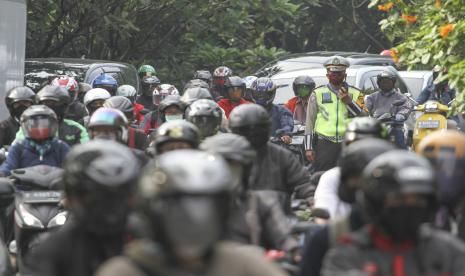 Sejumlah kendaraan melintasi perbatasan Depok menuju Jakarta di Jalan Margonda Raya, Depok, Jawa Barat, Senin (13/4/2020). Penerapan Pembatasan Sosial Berskala Besar (PSBB) DKI Jakarta hari keempat tersebut aktivitas masyarakat dari Kota Depok sebagai Kota penyangga menuju Jakarta masih terlihat ramai. 