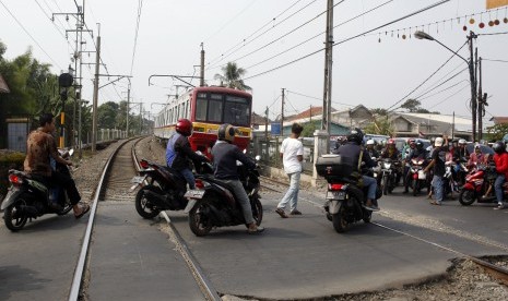 Sejumlah kendaraan melintasi perlintasan kereta api di Bojong Gede, Bogor, Jawa Barat, Kamis (8/8/2019).