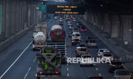 Sejumlah kendaraan melintasi tol Jakarta-Cikampek di Bekasi, Jawa Barat, Jumat (2/4/2021). PT Jasa Marga (Persero) Tbk mencatat sebanyak 150.550 kendaraan kembali ke wilayah Jabotabek pada H-1 Hari Raya Paskah atau pada Sabtu (3 April 2021).