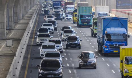 Sejumlah kendaraan melintasi Tol Jakarta-Cikampek (Japek) di Jatimulya, Kabupaten Bekasi, Jawa Barat, Sabtu (14/11/2020). PT Jasa Marga (Persero) Tbk akan menaikkan tarif jalan tol Jakarta-Cikampek (Japek) untuk semua golongan kendaraan, seiring pemberlakuan tarif integrasi dengan jalan tol Japek II Elevated pada bulan Desember.