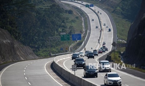 Sejumlah kendaraan melintasi Tol Semarang-Salatiga di Bawen, Kabupaten Semarang, Jawa Tengah, Kamis (14/6).