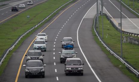 Sejumlah kendaraan melintasi di ruas jalan tol. 