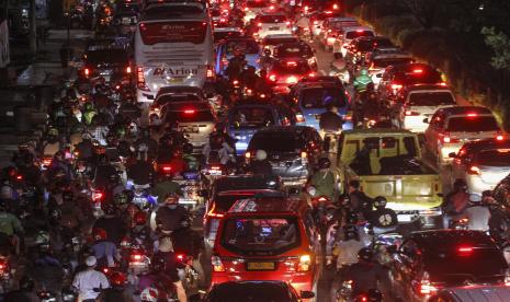 Sejumlah kendaraan memadati jalan Margonda Raya menuju Jalan Kartini, Depok, Jawa Barat, Selasa (21/9/2021). Kemacetan tersebut disebabkan adanya pohon tumbang serta atap ruko yang roboh menutupi jalan di daerah itu pascahujan disertai angin kencang. (ilustrasi)