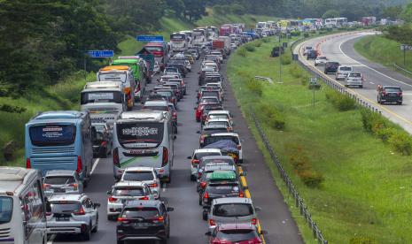 Sejumlah kendaraan memadati jalan tol Cipali, Purwakarta, Jawa Barat. ilustrasi