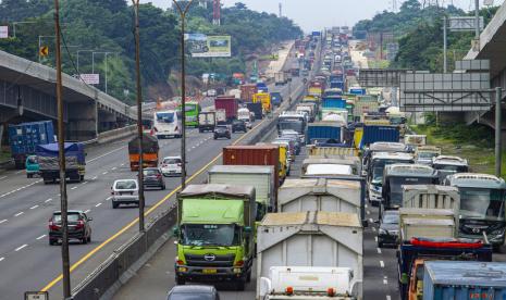 Sejumlah kendaraan memadati jalan tol Jakarta - Cikampek arah Jakarta di Karawang, Jawa Barat, Jumat (24/4/2020). PT Jasa Marga Transjawa Tollroad Regional Division (JTT) memberlakukan penyekatan atau pembatasan di sejumlah titik jalan tol Jakarta-Cikampek dengan skema penyekatan untuk pengguna jalan arah Cikampek di Km 28 Cikarang Barat dan arah Jakarta di Km 47 Karawang Barat.