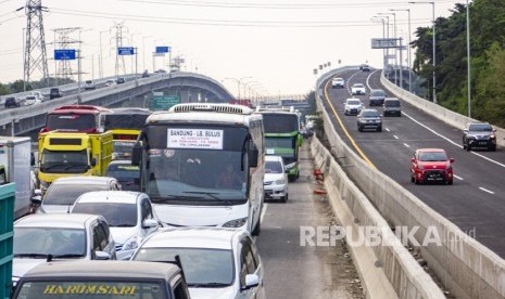 Sejumlah kendaraan memadati jalan tol Jakarta - Cikampek KM 28, Karawang, Jawa Barat.