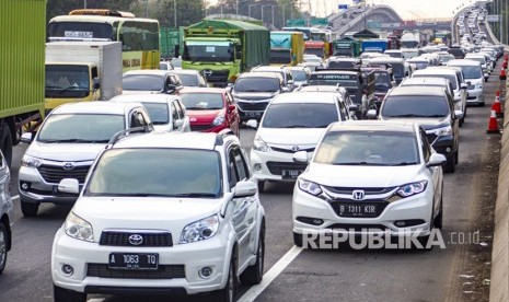 Sejumlah kendaraan memadati jalan tol Jakarta - Cikampek KM 28, Karawang, Jawa Barat, Sabtu (21/12/2019).