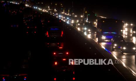 Sejumlah kendaraan memadati jalan tol Jakarta - Cikampek KM 55, Karawang, Jawa Barat, Rabu (30/12/2020). Jasa Marga memperkirakan puncak arus mudik libur tahun baru 2021 terjadi pada Kamis (31/12), Sebanyak 198 ribu kendaraan meninggalkan Jakarta melalui empat Gerbang Tol (GT) utama. 