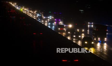 Sejumlah kendaraan memadati jalan tol Jakarta - Cikampek KM 55, Karawang, Jawa Barat, Rabu (30/12/2020). Jasa Marga memperkirakan puncak arus mudik libur tahun baru 2021 terjadi pada Kamis (31/12), Sebanyak 198 ribu kendaraan meninggalkan Jakarta melalui empat Gerbang Tol (GT) utama.