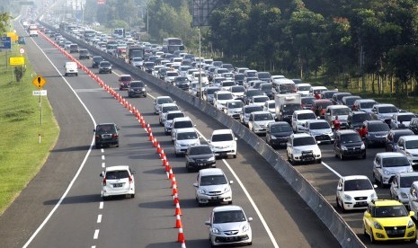 Sejumlah kendaraan memadati jalur keluar pintol tol Jagorawi, Ciawi, Puncak, Bogor, Jawa Barat, Kamis (6/6//2019). 