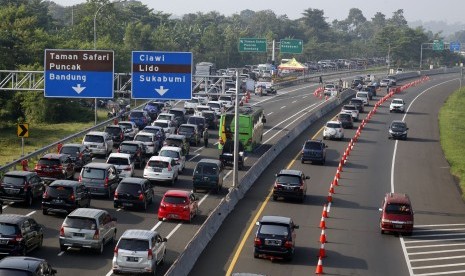 Sejumlah kendaraan memadati jalur keluar pintol tol Jagorawi, Ciawi, Puncak, Bogor, Jawa Barat, Kamis (6/6//2019). 