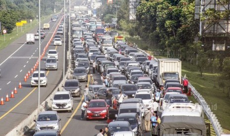 Sejumlah kendaraan memadati jalur Puncak, Bogor, Jawa Barat