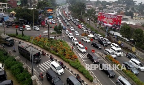 Sejumlah kendaraan memadati jalur Puncak di Gadog, Bogor, Jawa Barat, Sabtu (22/12/2018). 