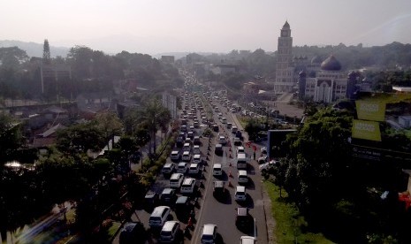 Sejumlah kendaraan memadati jalur Puncak di Gadog, Bogor, Jawa Barat, Kamis (6/6//2019).