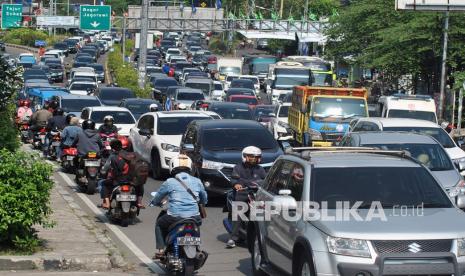 Sejumlah kendaraan memadati jalur Puncak di Simpang Gadog, Kabupaten Bogor, Jawa Barat. Kepala Satuan Polisi Pamong Praja (Kasatpol PP) Kabupaten Bogor, Agus Ridhallah, mengklaim bahwa penertiban pembatasan sosial berskala besar (PSBB) di Kawasan Puncak Cisarua Kabupaten Bogor, Jawa Barat, pada akhir pekan lalu berlangsung sukses.