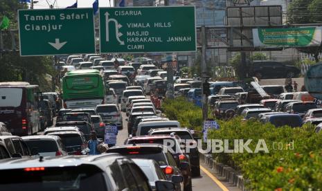 Sejumlah kendaraan memadati jalur Puncak di Simpang Gadog, Kabupaten Bogor, Jawa Barat, Sabtu (12/9/2020). Jelang Pembatasan Sosial Berskala Besar (PSBB) total di wilayah Jakarta, arus lalu lintas kendaraan di jalur wisata Puncak, Bogor mengalami kepadatan di akhir pekan sehingga Satlantas Polres Bogor menerapkan sistem satu arah untuk mengurai kepadatan di jalur tersebut. 