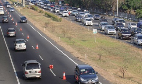 Sejumlah kendaraan memadati jalur tol Palikanci, Cirebon, Jawa Barat beberapa waktu lalu. Tol Palikanci kini didominasi lalu lintas arus balik mudik.