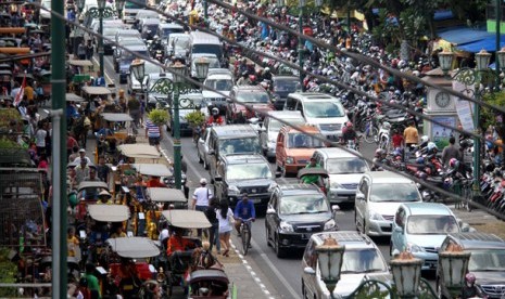 Sejumlah kendaraan memadati Jl. Malioboro, Yogyakarta, Selasa (21/8).