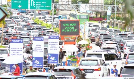 Sejumlah kendaraan memadati pertigaan Gadog, Ciawi menuju jalur Puncak, Kabupaten Bogor, Jawa Barat, Minggu (23/4). 