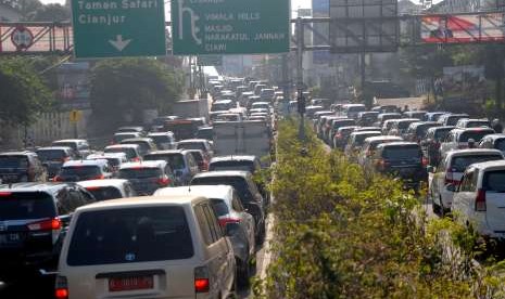 Sejumlah kendaraan memadati ruas jalur Puncak Bogor, Gadog, Bogor, Jawa Barat, Selasa (11/9). 