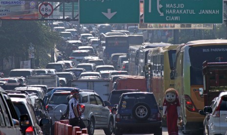 Sejumlah kendaraan memadati ruas jalur Puncak Bogor, Gadog, Kabupaten Bogor, Jawa Barat, Kamis (21/9).