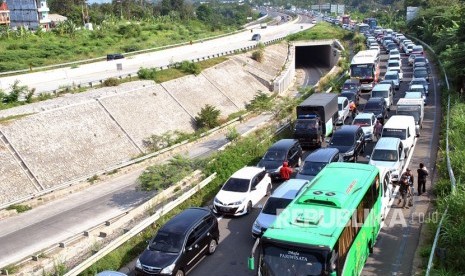 Sejumlah kendaraan memadati Simpang Ciawi menuju jalur Puncak, Kabupaten Bogor, Jawa Barat, Sabtu (9/11/2019). 