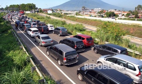 Sejumlah kendaraan memadati Simpang Ciawi menuju jalur Puncak, Kabupaten Bogor, Jawa Barat, Sabtu (9/11/2019).