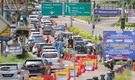 Sejumlah kendaraan memadati Simpang Gadog, Ciawi, Kabupaten Bogor, Jawa Barat, Selasa (3/5/2022). Satlantas Polres Bogor memberlakukan sistem satu arah secara situasional untuk mengurai kepadatan lalu lintas di jalur wisata Puncak, Bogor pada hari kedua Idul Fitri 1443H