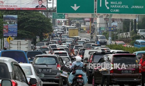 Sejumlah kendaraan memadati Simpang Gadog, Ciawi menuju jalur wisata Puncak, Kabupaten Bogor, Jawa Barat, Kamis (21/6). 