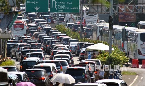 Sejumlah kendaraan memadati Simpang Gadog menuju jalur Puncak, Kabupaten Bogor, Jawa Barat (foto ilustrasi)..