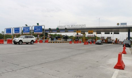 Sejumlah kendaraan memanfaatkan jalur tol Surabaya - Gempol, Selasa (28/5). Dalam implementasi Pembatasan Sosial Berskala Besar (PSBB) di Jawa Timur, Jasa Marga menyiapkan tujuh check point (titik pantau) di ruas Tol Surabaya-Gempol.