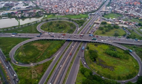 Sejumlah kendaraan memanfaatkan jalur tol Surabaya - Gempol, (ilustrasi).