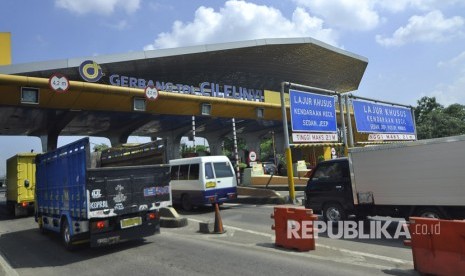 Sejumlah kendaraan memasuki pintu Tol Cileunyi, Kabupaten Bandung, Rabu (14/6). 