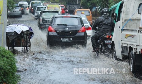 Sejumlah kendaraan menembus genangan banjir cileuncang dari luapan drainase saat hujan deras, di Jalan Ir H Djuanda, Kota Bandung, Selasa (30/10).