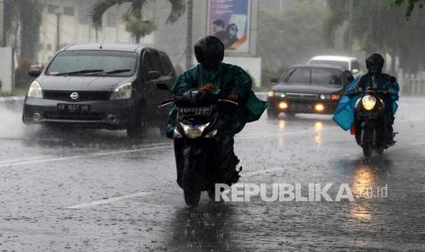 Rasulullah SAW mengajarkan doa saat hujan turun dan yang menyertainya. Ilustrasi hujan lebat