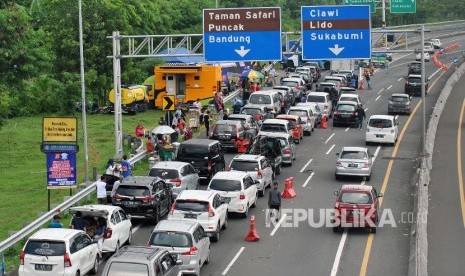 Sejumlah kendaraan mengantre menuju jalur Puncak, Ciawi, Kabupaten Bogor, Jawa Barat. Pembangunan Jalur Puncak II akan membantu memecah kemacetan jalur Puncak yang sudah ada.