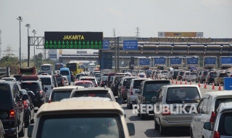 Sejumlah kendaraan menuju Jakarta mengantre di Gerbang Tol Cikarang Utama, Bekasi, Jawa Barat