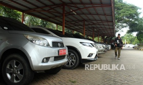 Sejumlah kendaraan mobil dinas terparkir (Ilustrasi)