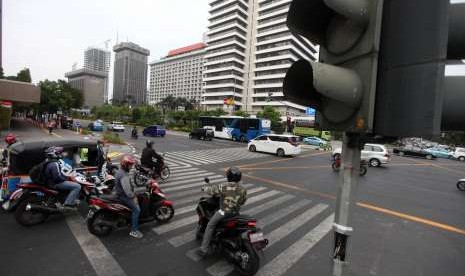 Sejumlah kendaraan motor melewati garis batas berhenti/marka lalu lintas di Kawasan Thamrin, Jakarta, Rabu (19/9). Polda Metro Jaya bekerja sama dengan Pemerintah Provinsi DKI Jakarta untuk melakukan tilang elektronik atau 