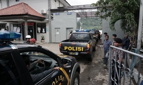 Sejumlah kendaraan operasional kepolisian berkumpul sebelum diseberangkan ke Pulau Nusakambangan, di Dermaga Penyeberangan Wijayapura, Cilacap, Jateng, Rabu (27/7). 