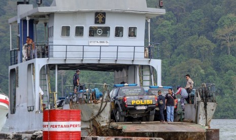 Sejumlah kendaraan operasional kepolisian diseberangkan ke Pulau Nusakambangan melalui Dermaga Penyeberangan Wijayapura, Cilacap, Jateng, Rabu (27/7). 