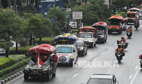 Sejumlah kendaraan operasional relawan gabungan mengikuti konvoi keliling kota Bekasi, Jawa Barat, Ahad (5/12/2021). Aksi konvoi kendaraan operasional dan ambulance tersebut merupakan rangkaian acara dari peringatan Hari Relawan Internasional. 