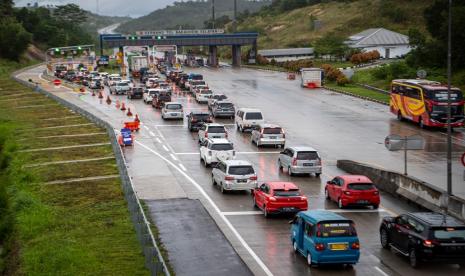 Kendaraan pemudik antre melintasi Jalan Tol Trans Sumatra (JTTS) (ilustrasi). Volume lalu lintas kendaraan di JTTS pada H-4 dan H-3 Lebaran naik 44 persen.