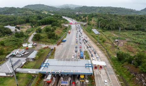 Antisipasi Kepadatan Bakauheni-Merak Saat Arus Balik. Foto:   Sejumlah kendaraan pemudik antre melintasi Gerbang Tol Bakauheni Selatan, Lampung Selatan, Lampung, Minggu (1/5/2022). Pada H-1 Idul Fitri 1443 H, Jalan Tol TranS Sumatera (JTTS) Bakauheni-Palembang dipadati kendaraan pemudik.