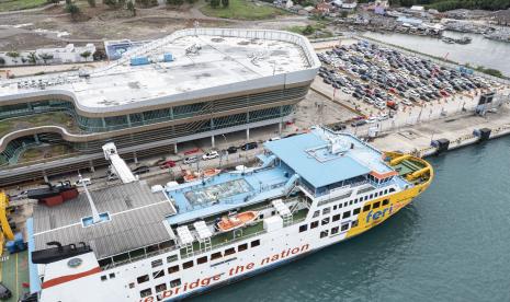 Sejumlah kendaraan pemudik antre untuk naik ke atas KMP Batum Andi di dermaga Eksekutif, Pelabuhan Bakauheni, Lampung Selatan, Lampung.