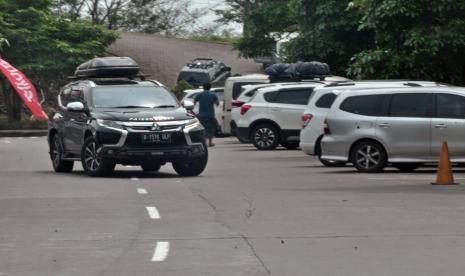 Sejumlah kendaraan pemudik asal Jakarta memanfaatkan waktu beristirahat di Rest Area KM 429A ruas Tol Semarang- Solo di wilayah Ungaran, kabupaten Semarang, Selasa (26/4). Meski belum terjadi lonjakan, jumlah kendaraan asal Jakarta dan daerah Lain di Provinsi Jawa Barat terus terpantau tiba di rest area ini.